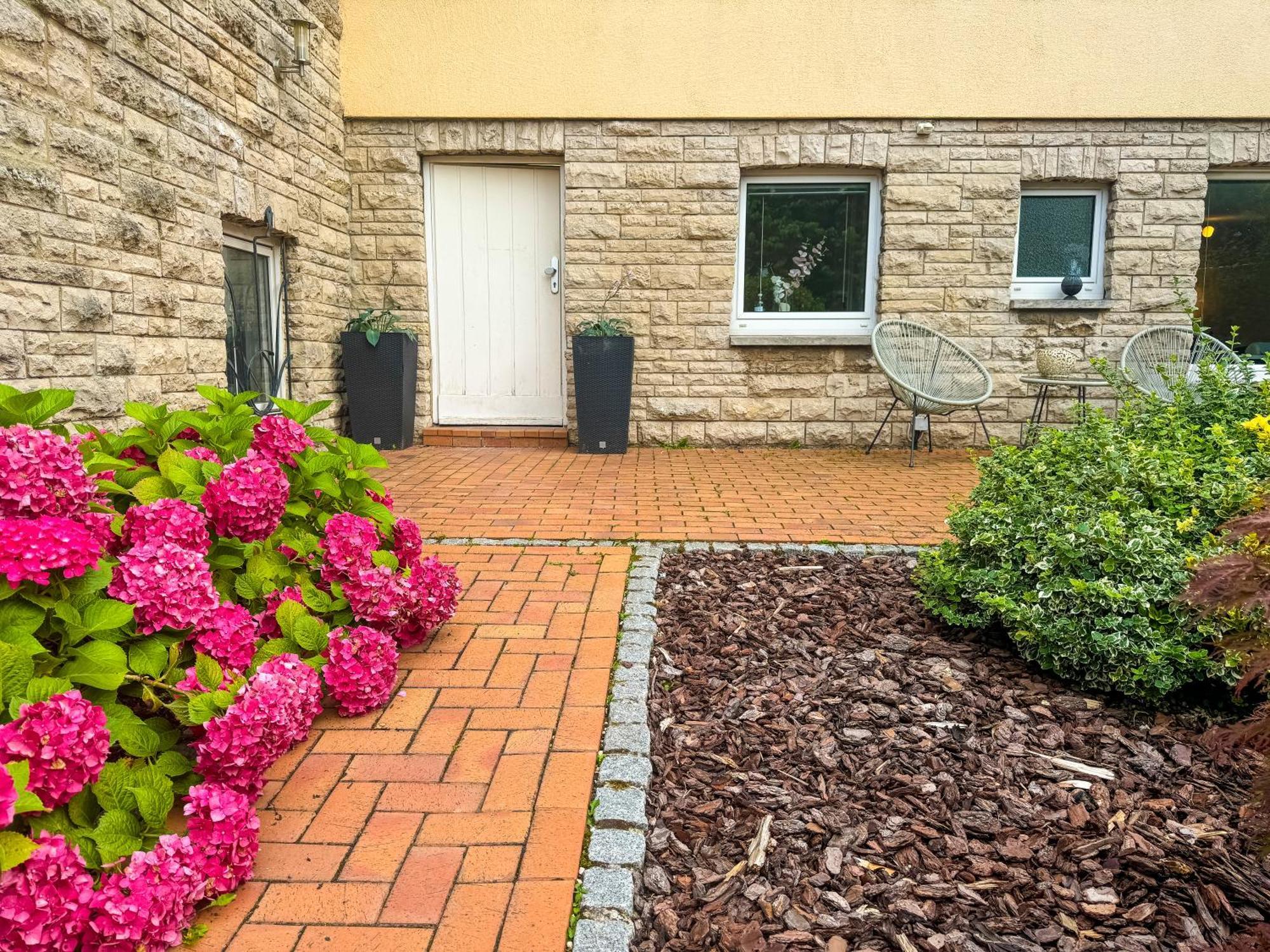 Souterrain Apartment Mit Eigenem Eingang Und Terasse Sarstedt Exterior foto