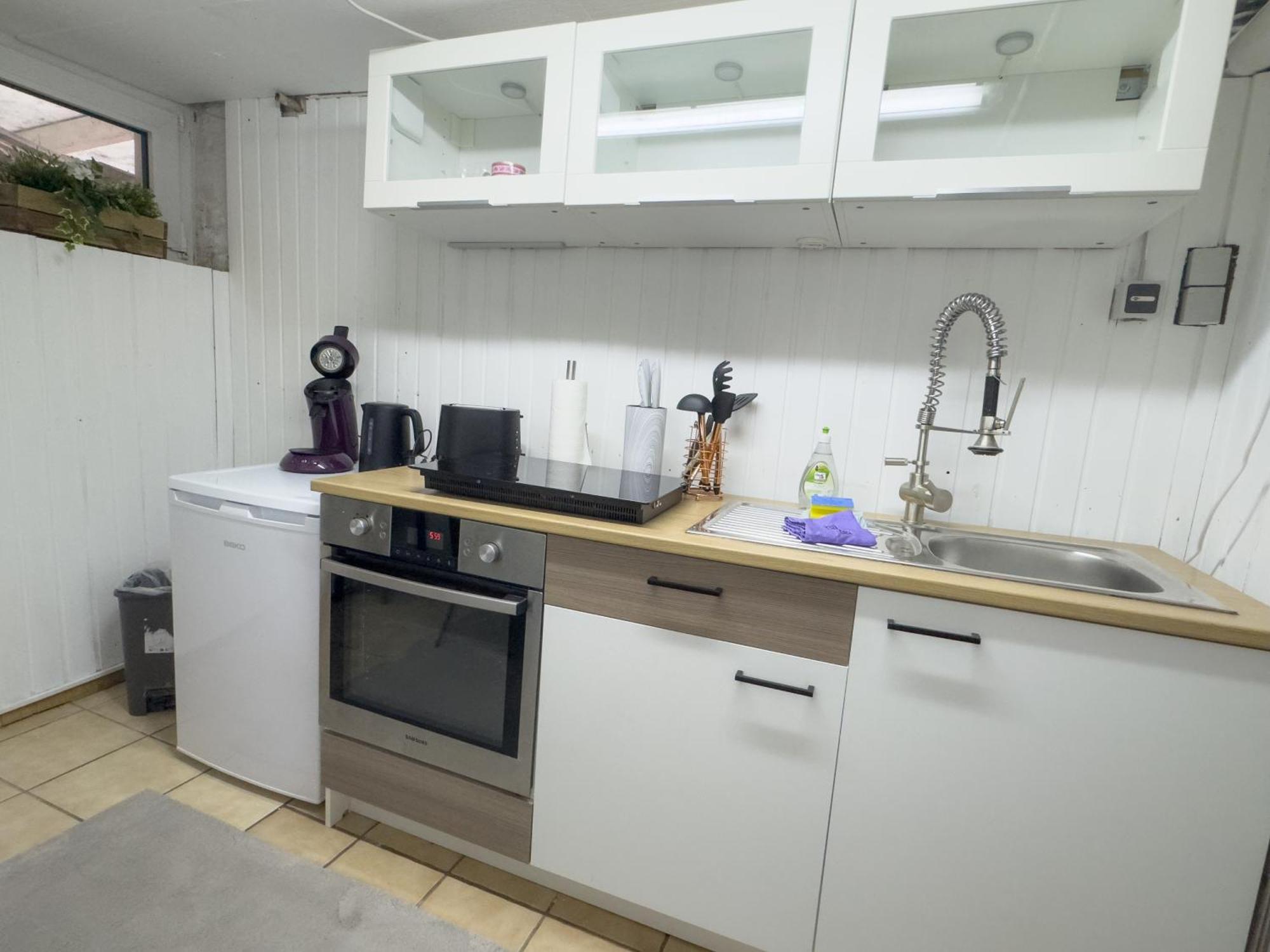 Souterrain Apartment Mit Eigenem Eingang Und Terasse Sarstedt Exterior foto